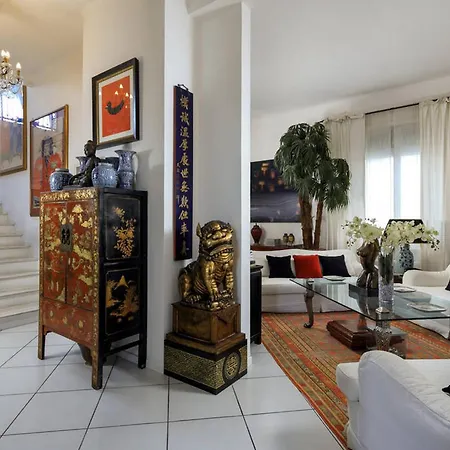 Moderno Con Bella Piscina