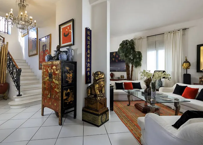 Moderno Con Bella Piscina